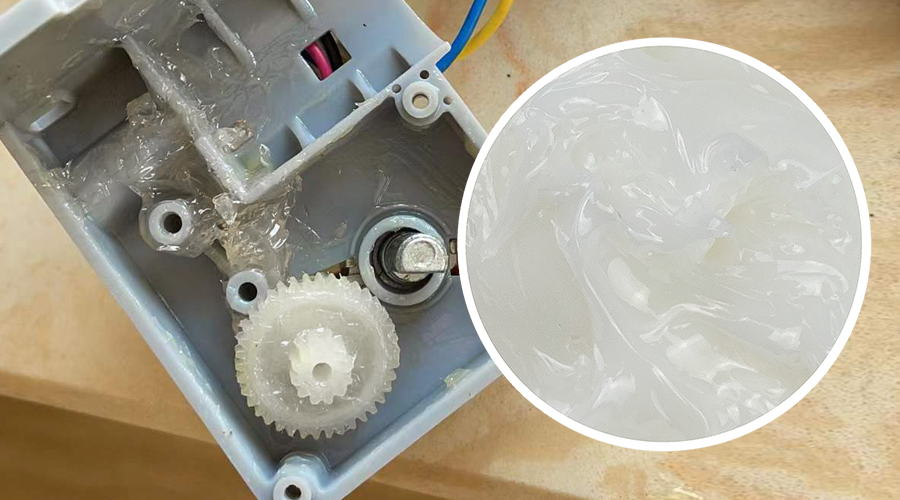 電機齒輪箱中的白色潤滑油脂怎么變成灰黑色了？